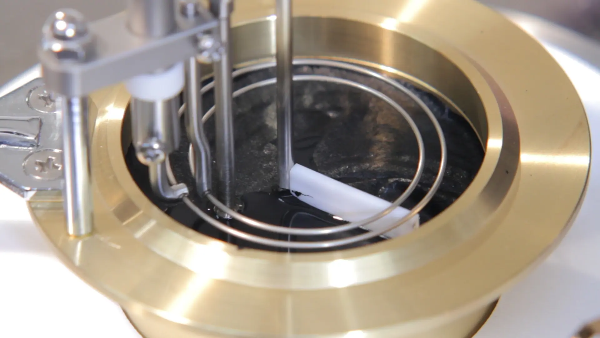 APM-100, Tanaka, температура вспышки, автоматический анализатор, определение температуры вспышки, ASTM D93, ISO 2719, сенсорный дисплей, система подавления пламени, предварительный нагрев, совместимость с APM-8